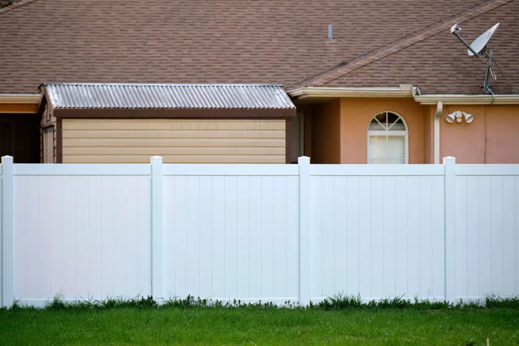 white-plastic-backyard-protection-and-privacy-fence-installation-in-waynesville-oh